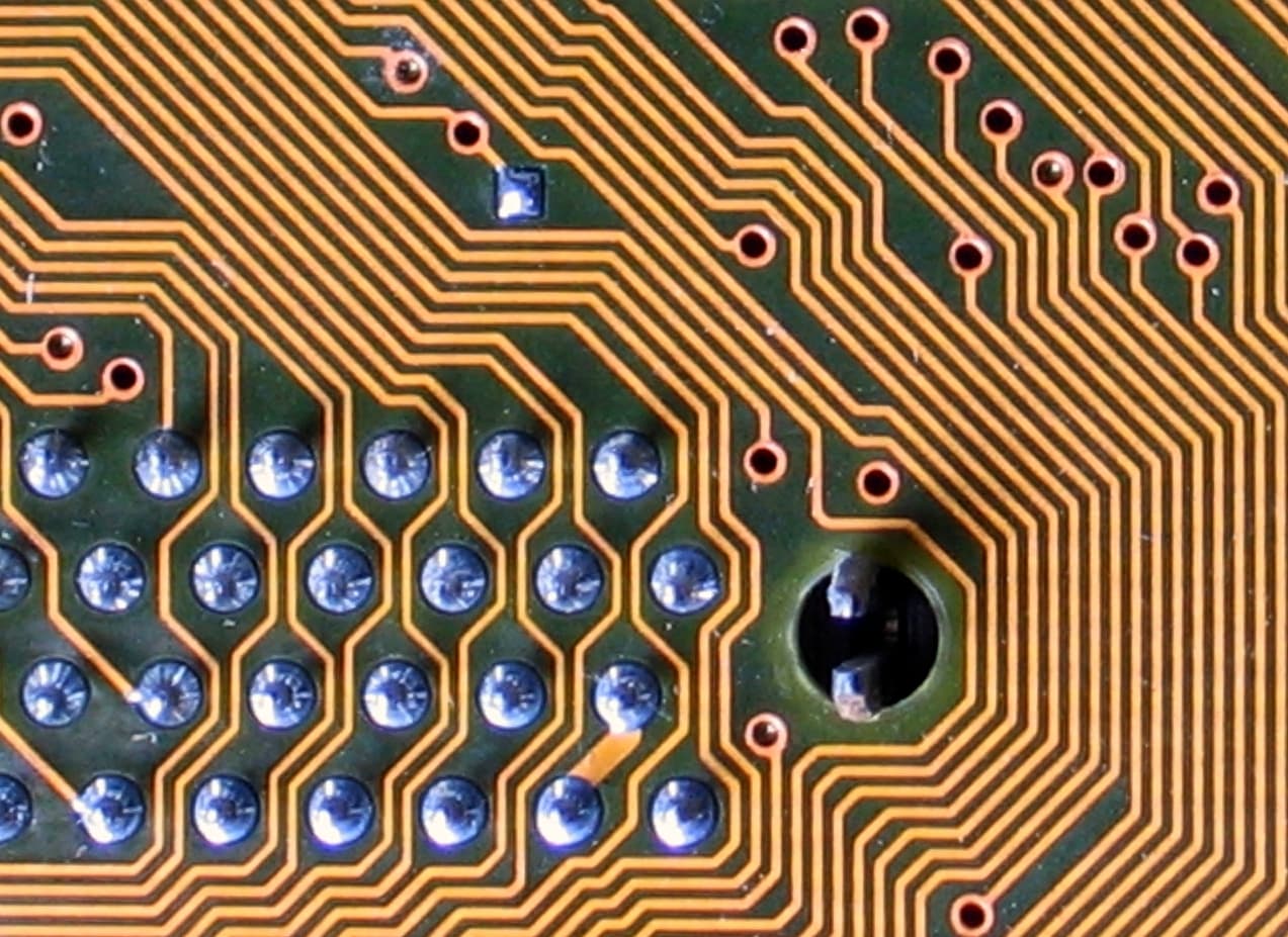 Labyrinthine circuit board lines - Flickr - quapan